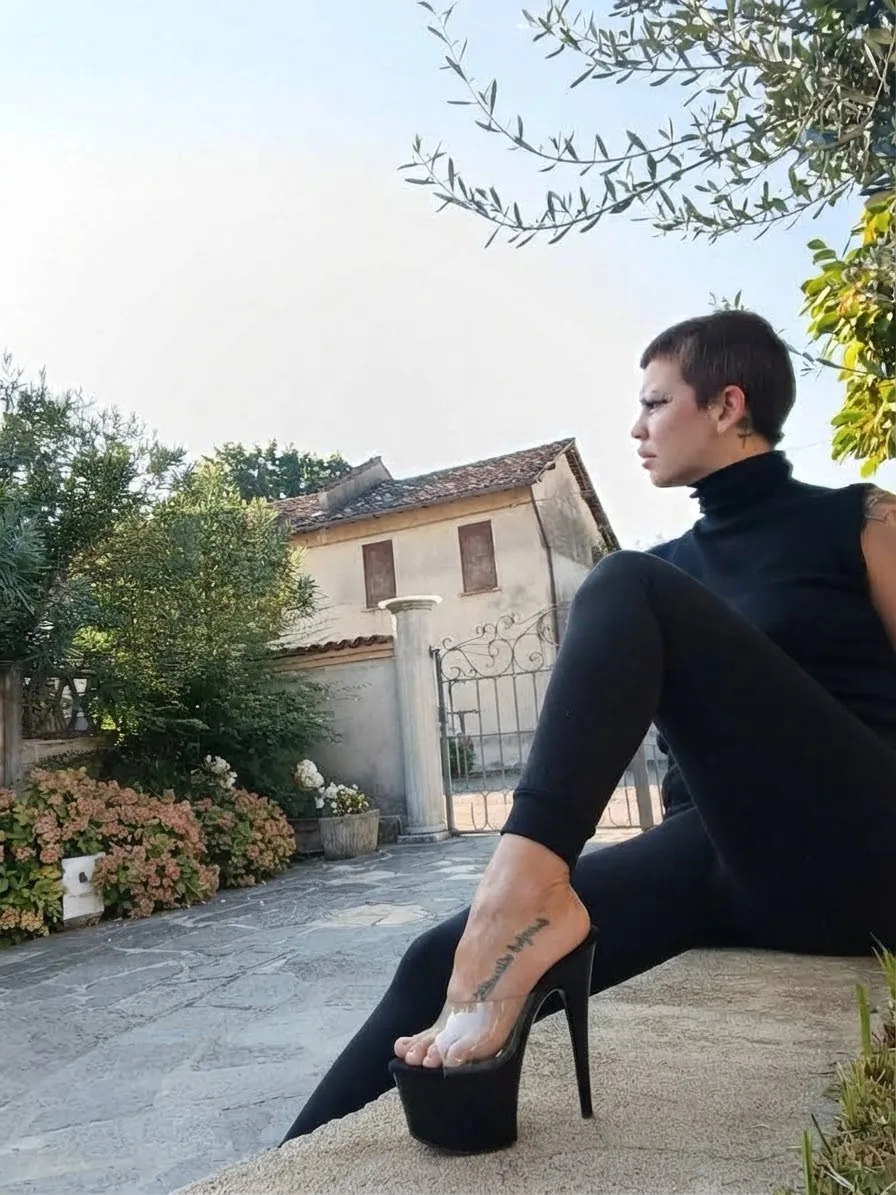 🍸👠💎🌹 · 15